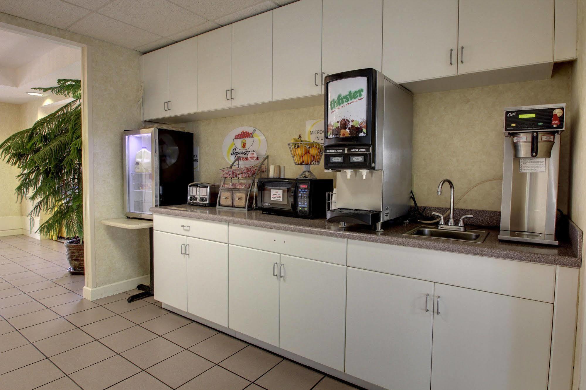 Hotel Super 8 By Wyndham Smithfield-selma